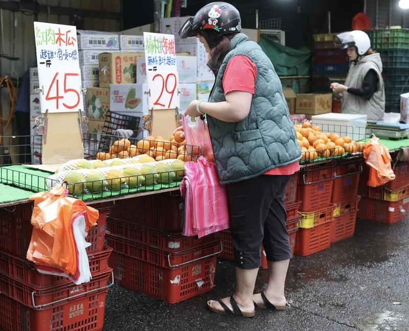 環境部指出,中東戰事影響,油價高漲,目前希望塑膠在台灣本地第一次產生量能夠盡量減少,改用二次循環料,以減少環境問題。圖為新北市板橋區菜市場一處水果攤備好塑膠袋供消費者使用。中央社