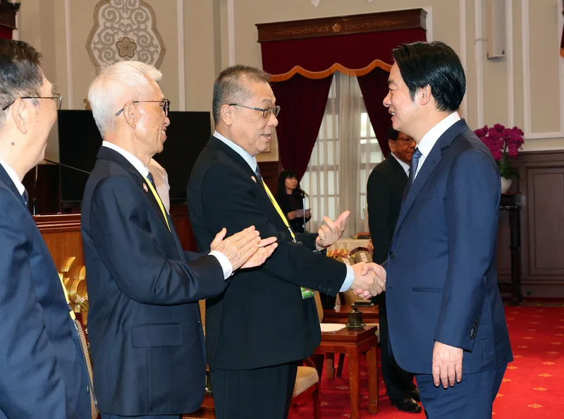 總統賴清德(右)9日上午在總統府接見亞洲台灣客家聯合總會2026參訪團,並向總會長邱泳方(左3)握手致意。中央社