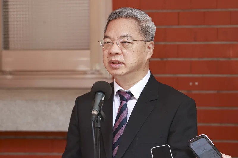 中東戰火持續延燒,國際塑膠原料價格受到波動,經濟部長龔明鑫(圖)9日赴立法院報告備詢前受訪表示,隨著上游原料供應增加,情況有望迅速緩解,台塑擴大生產約5000噸塑膠粒(聚乙烯)預計明天出貨。中央社