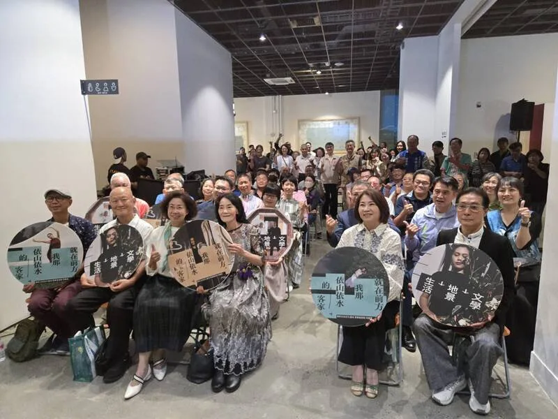 屏菸客家館特展「就在前方，我那依山依水的客家」9日熱鬧開展，屏東縣長周春米（前右2）應邀出席開幕茶會，邀民眾走進展館，感受屏東文化底蘊。中央社