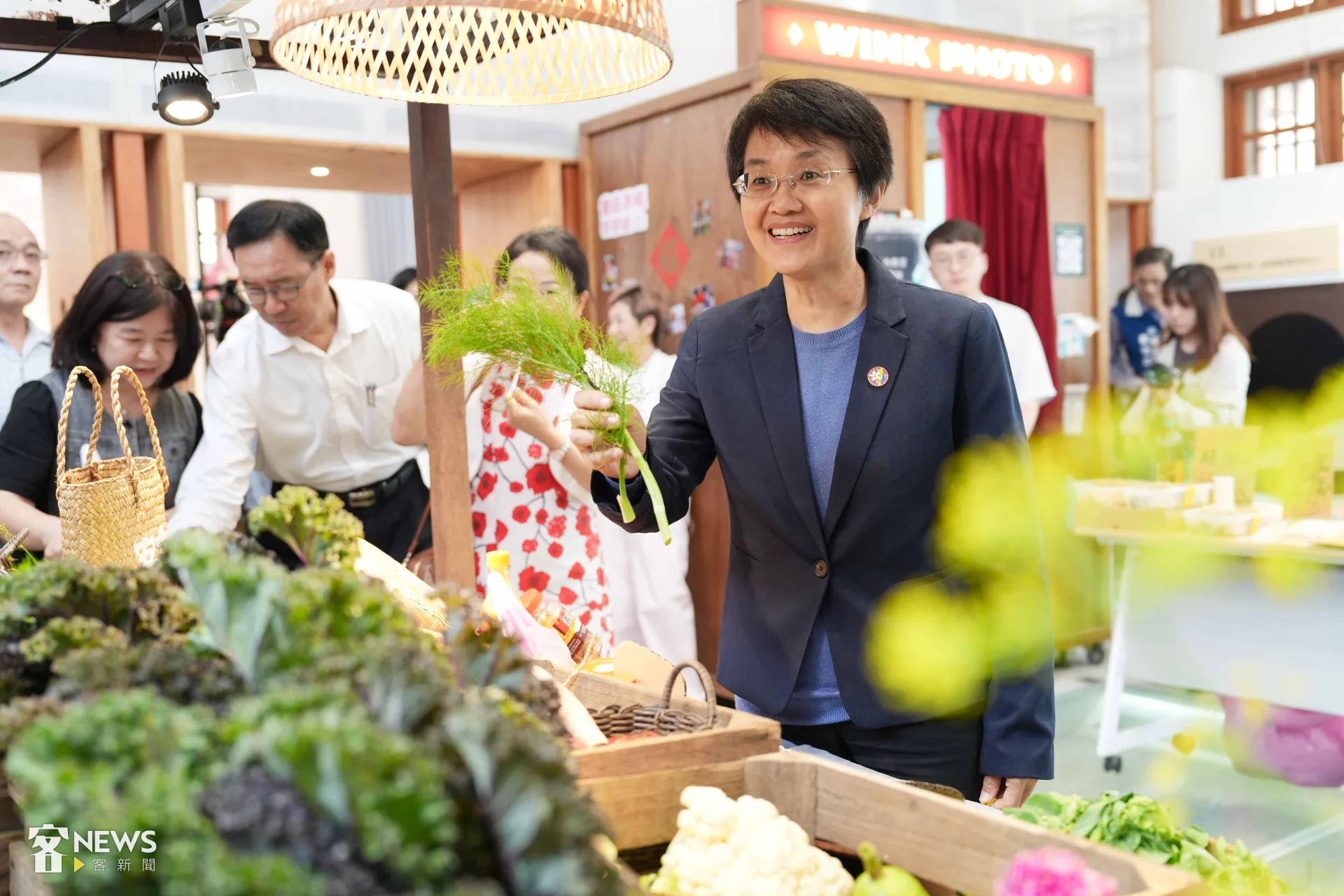 古秀妃拿起客家傳統料理常見的食材茴香。李台源攝