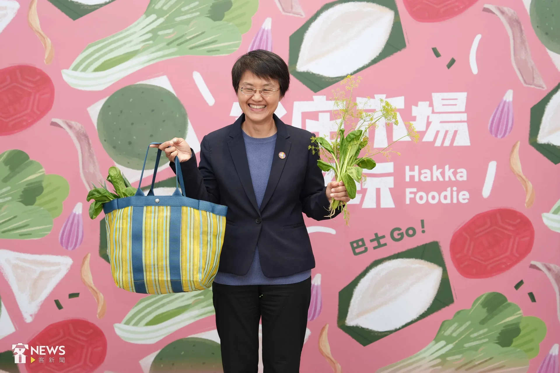 古秀妃手拿菜籃提袋，鼓勵大家走入客庄市場，認識道地客家文化。李台源攝