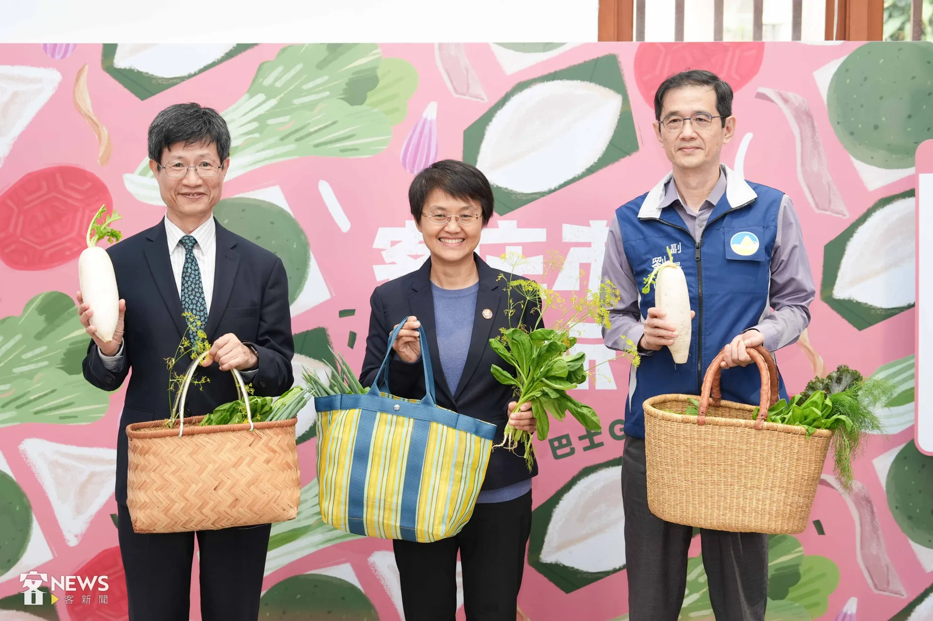 客委會主委古秀妃(中)、經濟部商業發展署副署長陳秘順(左)、環境部資源循環署副署長劉怡焜(右)一同拿著市場菜籃合影。李台源攝