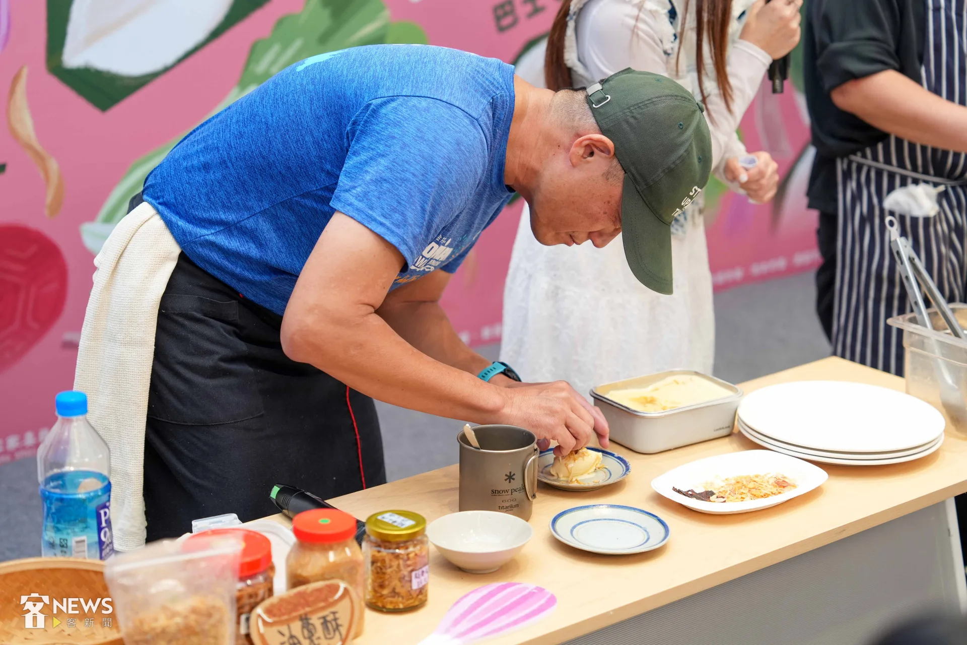 法式主廚蘇彥彰將油蔥酥搭配法式冰淇淋。李台源攝