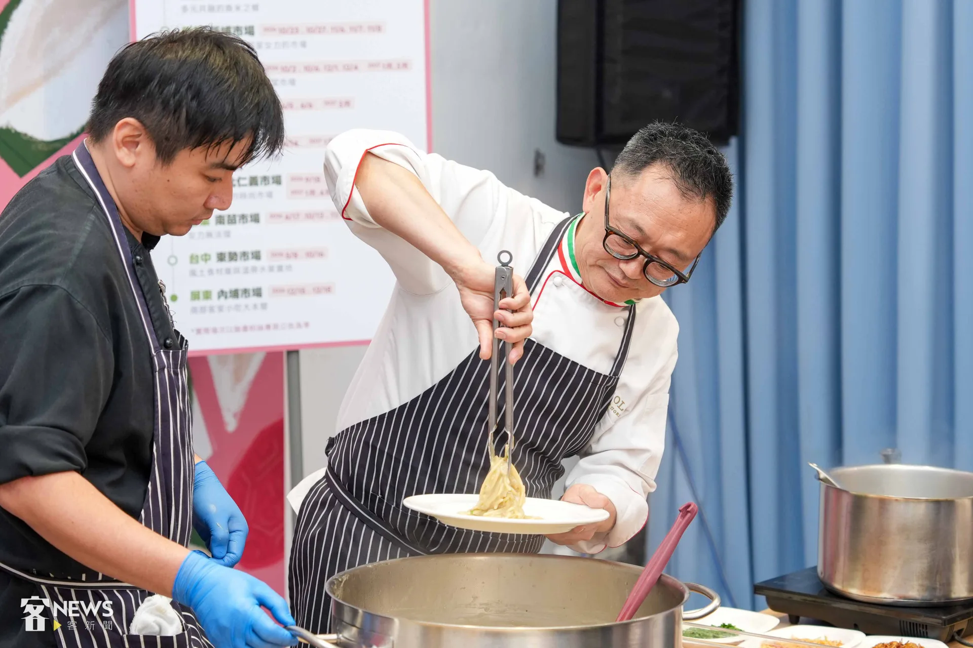 義式料理主廚王嘉平製作油蔥酥義大利麵。李台源攝