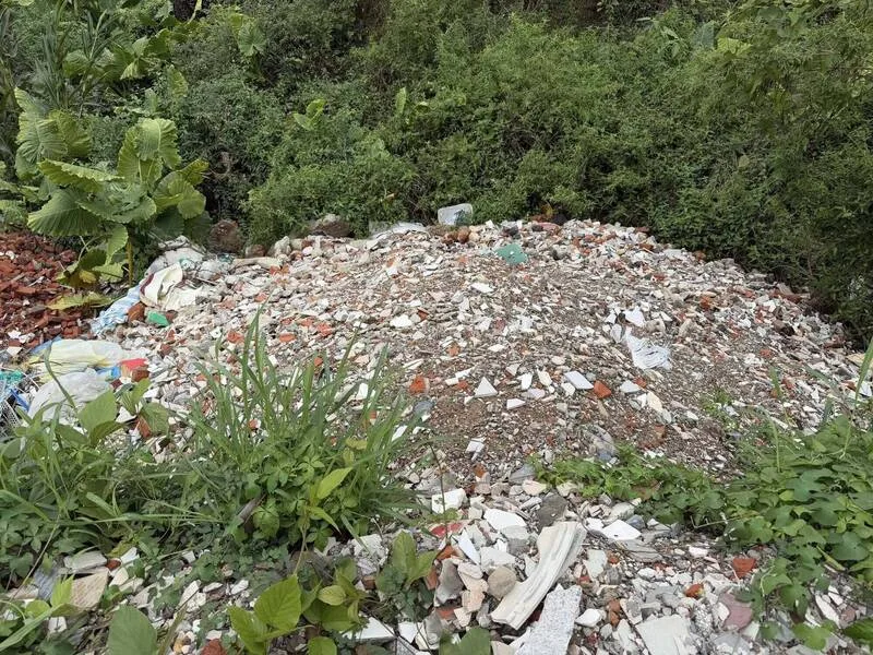 苗栗縣銅鑼鄉樟樹村雙峰山下、山坡地保育區國有地，遭濫倒大量磚塊、水泥塊、木板等。徐裕逢提供