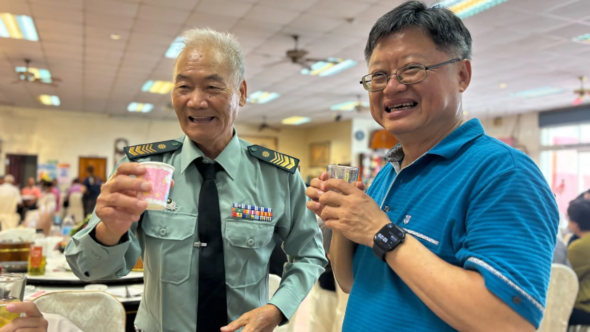 右穿藍衣者為高雄147號的育種家吳志文博士。李慧宜攝