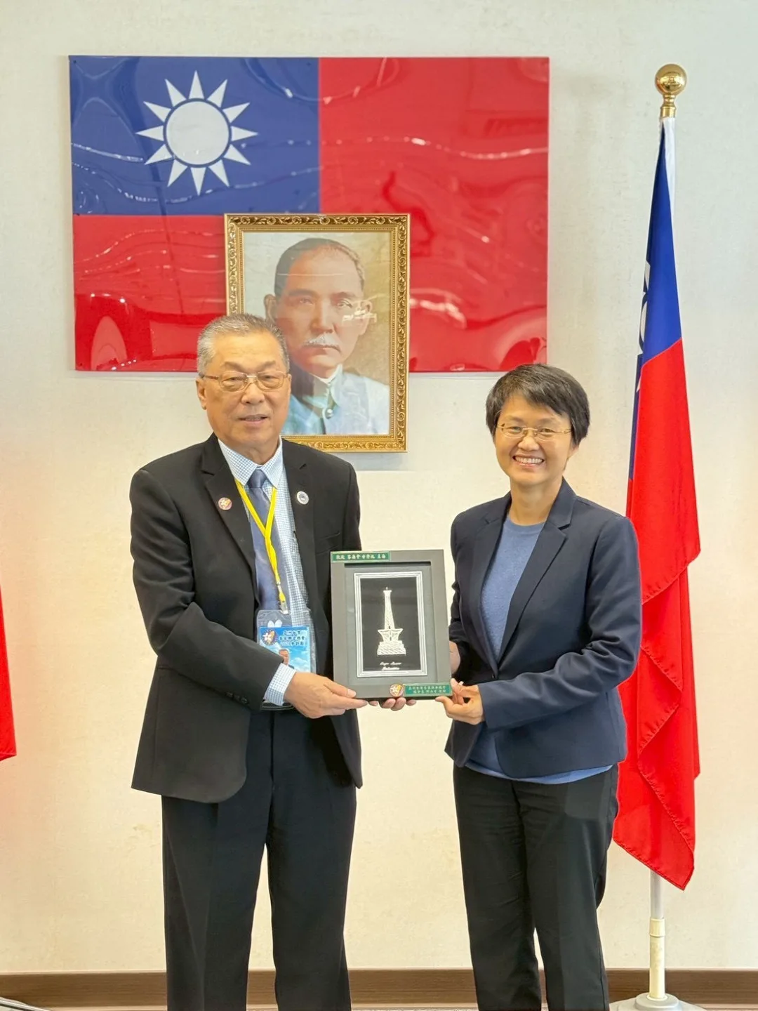 亞總總會長邱泳方(左)贈禮主委古秀妃(右)。客委會提供