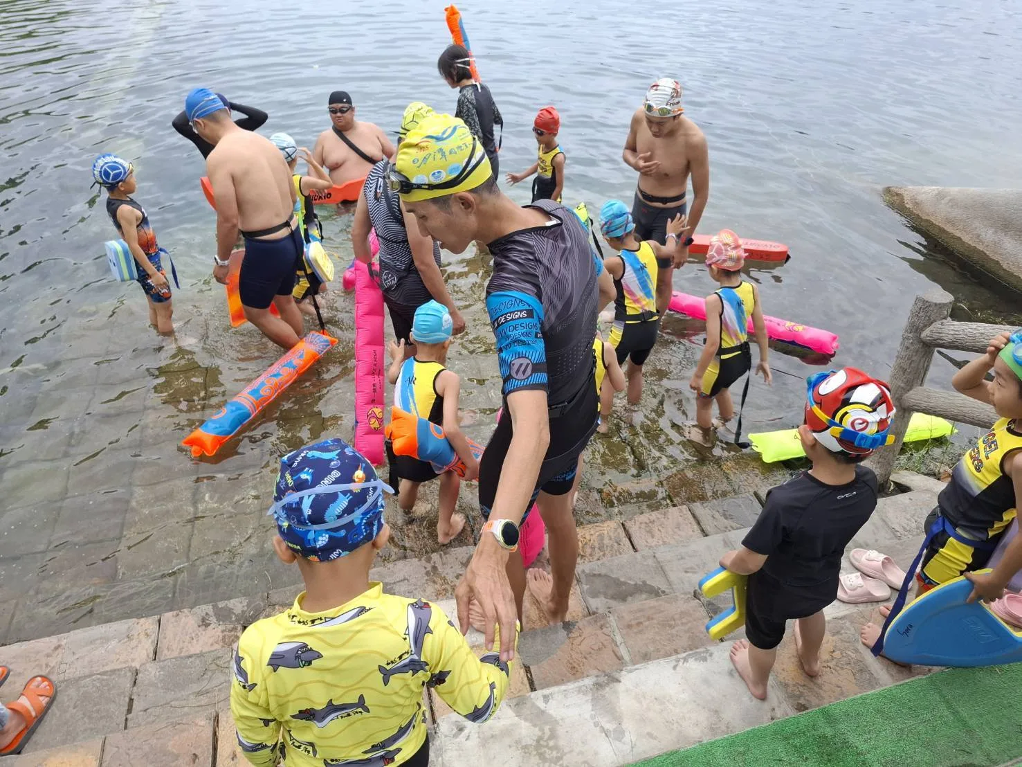 台東活水湖已劃定戲水區域，10日起開放游泳，並有救生員和管理員駐守。台東縣政府提供