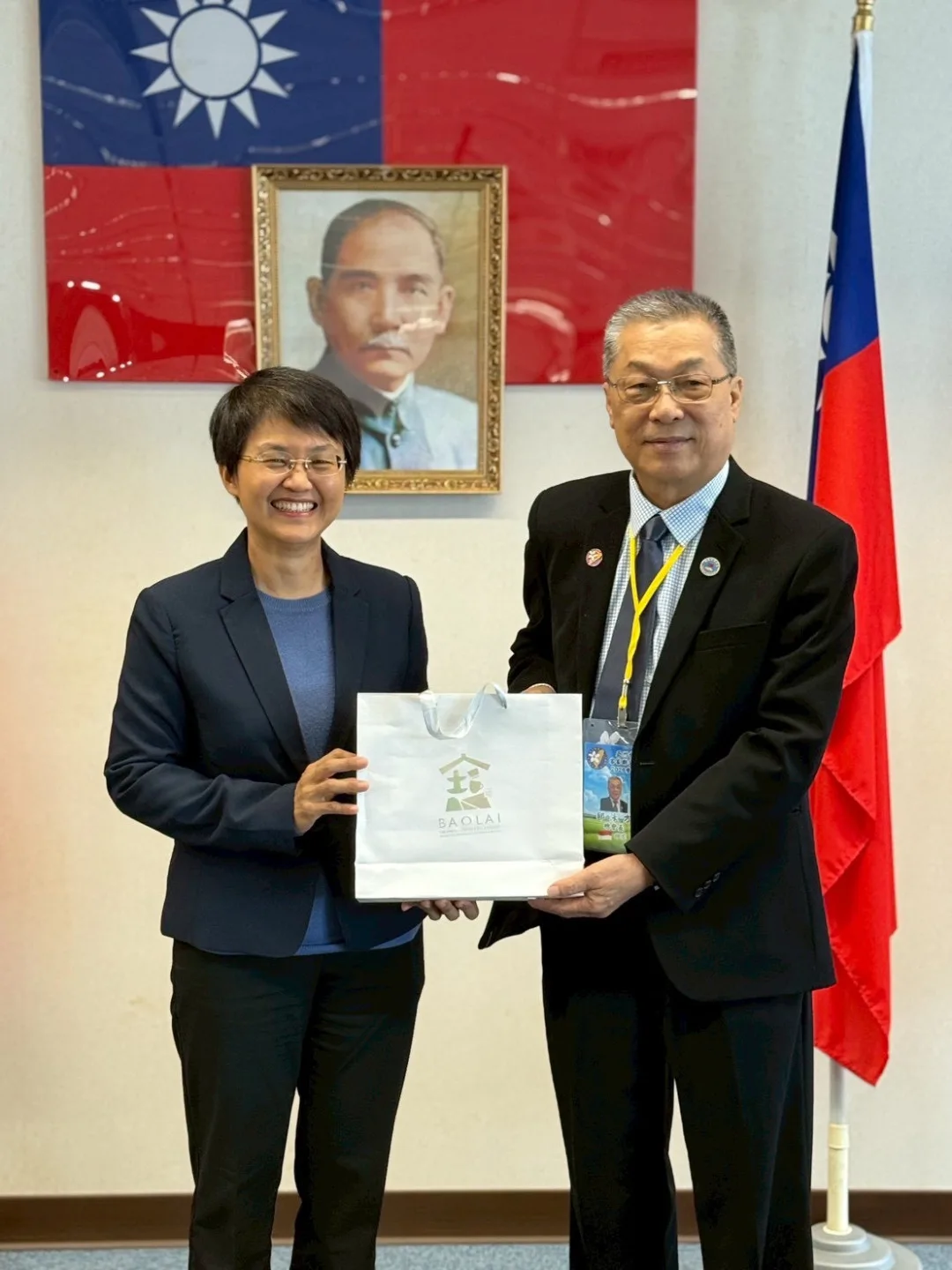 主委古秀妃(左)回贈亞總總會長邱泳方(右)六龜茶陶等路。客委會提供