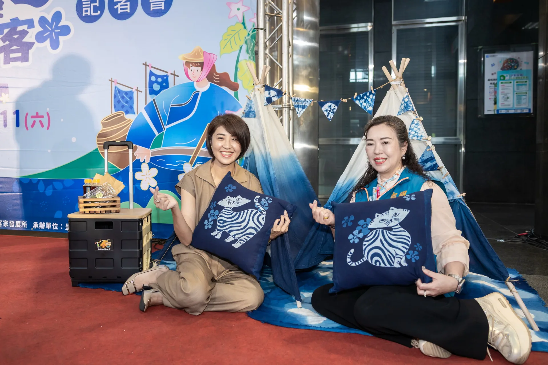 「2026南投Hakka嘉年華，共下Chill聽客」系列活動18日起登場，南縣長許淑華（左）、國姓鄉長邱美玲（右）出席宣傳記者會。南投縣政府提供