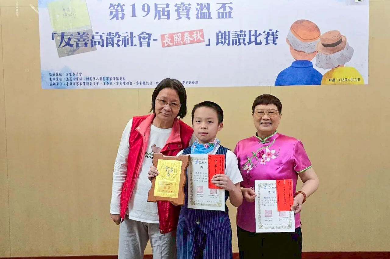 第19屆寶溫盃亞軍學生與王春秋合影留念。寶島客家廣播電台提供