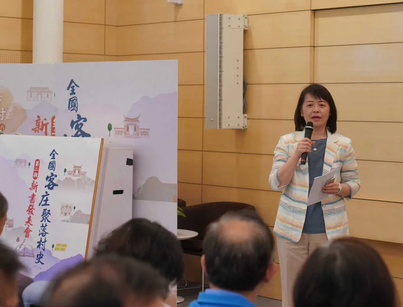 客家委員會副主委廖育珮表示,客庄聚落村史計畫自110年開始推動,每本書的順利發行,都歷經調查、撰寫、資料比對、改稿、設計、印刷,過程比孕育新生兒耗時。廖文琪攝影