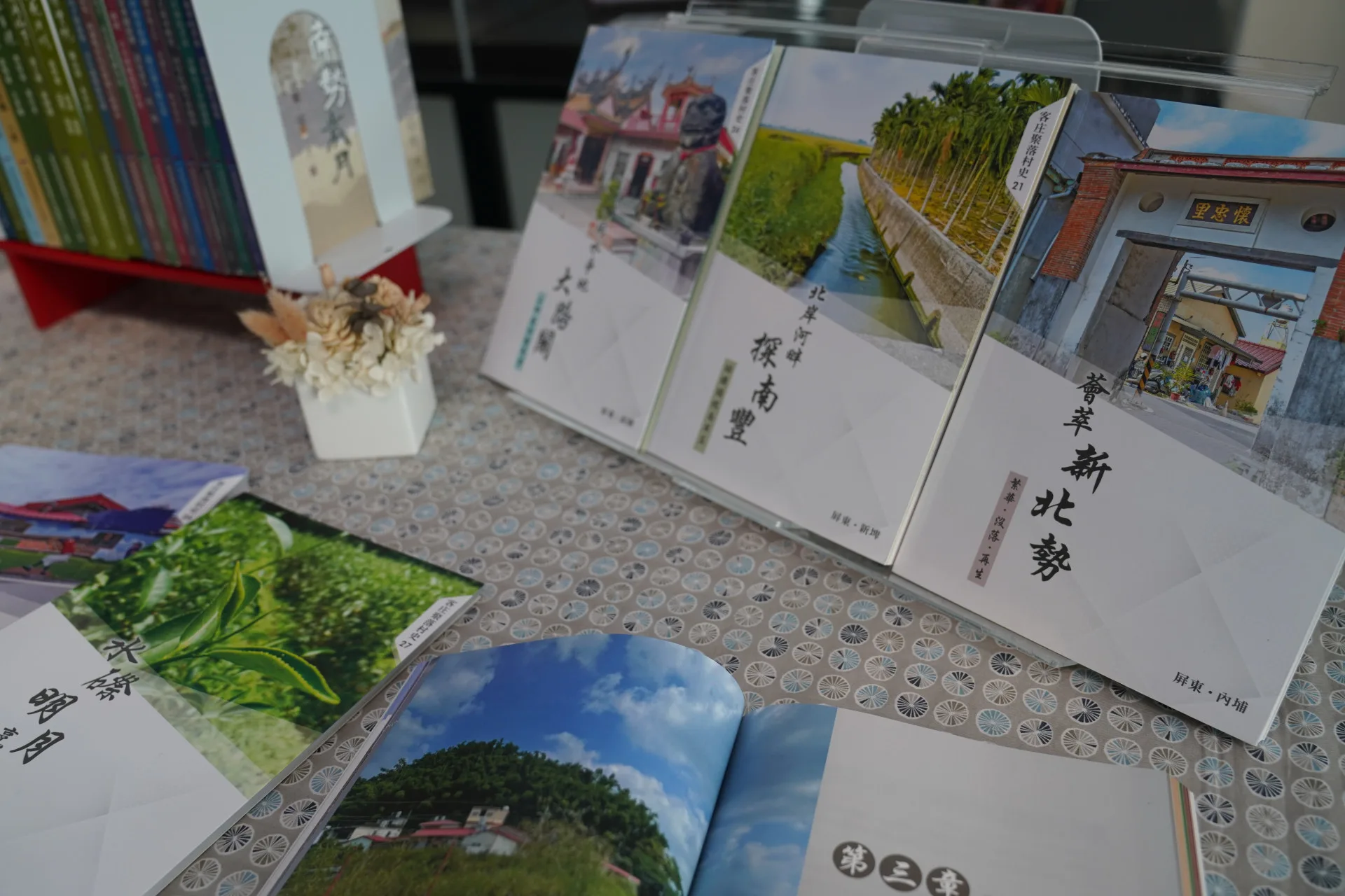 客家委員會客家文化發展中心今天發表10本由在地人書寫客庄的新書。廖文琪攝