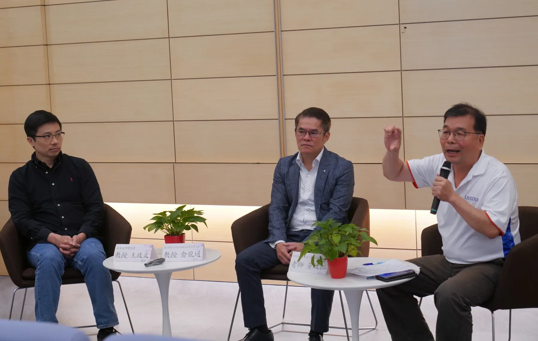 客家委員會客家文化發展中心今(11)日於臺灣客家文化館,發表10本由在地人書寫客庄的新書,東海大學教授王政文(左)、聯合大學教授俞龍通(中)、客委會委員黃啟仁(右)參與與談。廖文琪攝