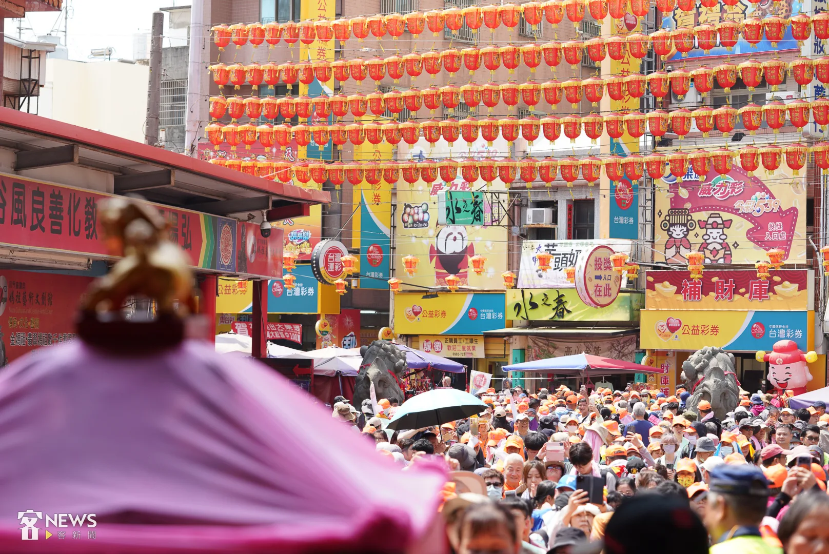 「粉紅超跑」白沙屯媽祖停駕大甲鎮瀾宮,形成罕見的四媽相會。朱愷元攝