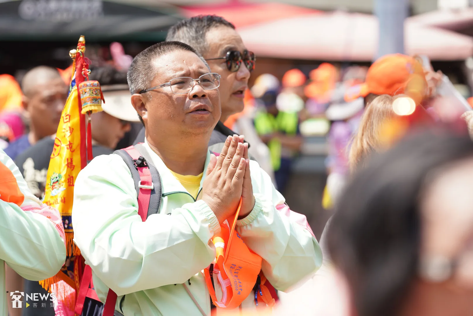 白沙屯媽祖停駕大甲鎮瀾宮,信眾虔誠參拜。朱愷元攝