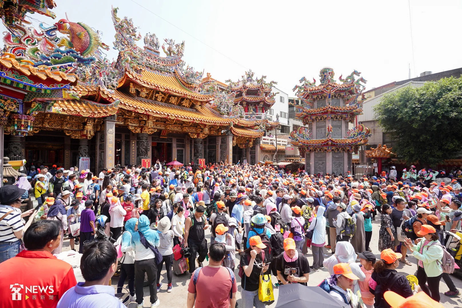 白沙屯媽祖停駕大甲鎮瀾宮，形成罕見的四媽相會。朱愷元攝