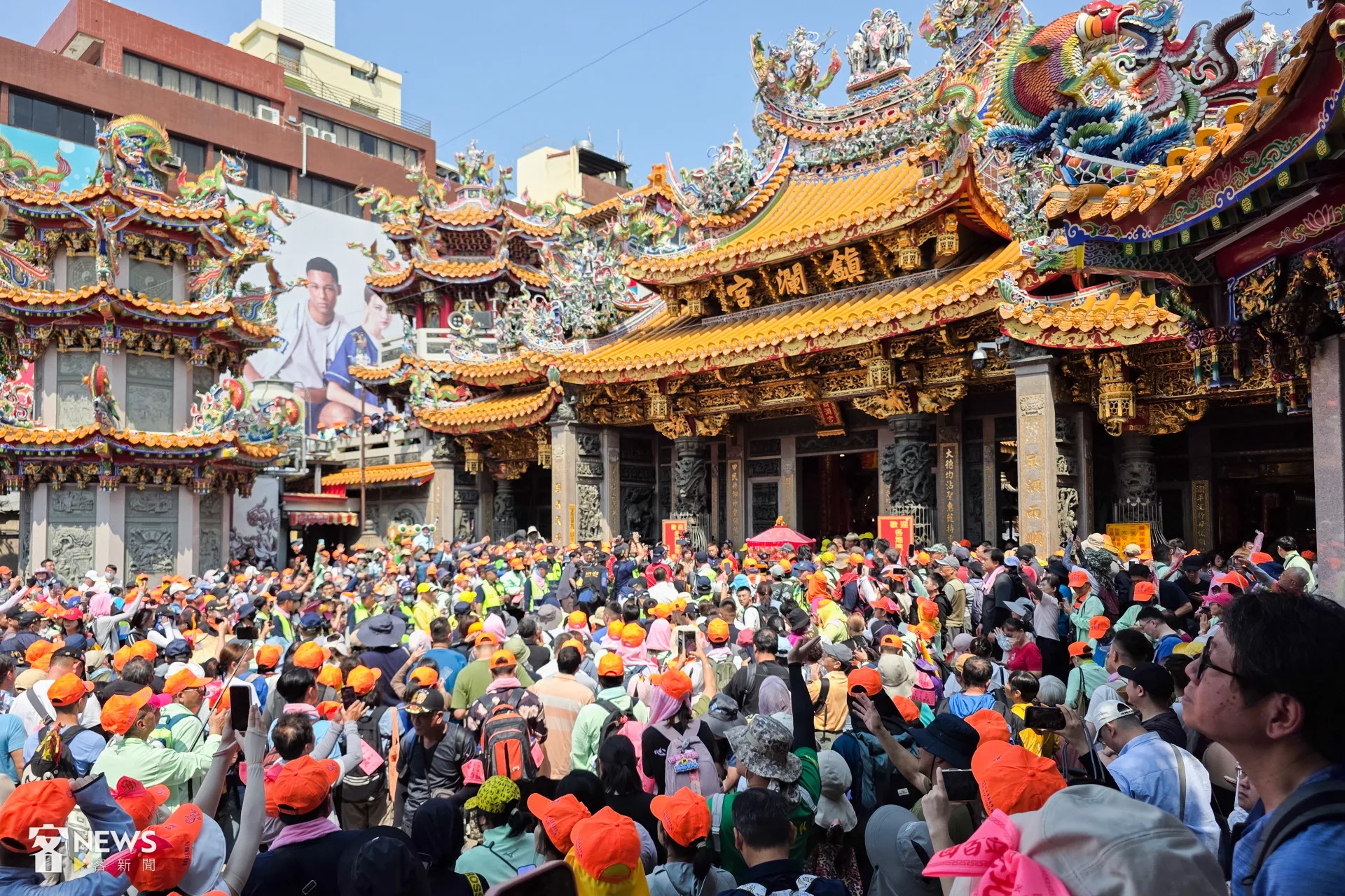 白沙屯媽祖在下午2時左右準備自大甲鎮瀾宮起駕。朱愷元攝