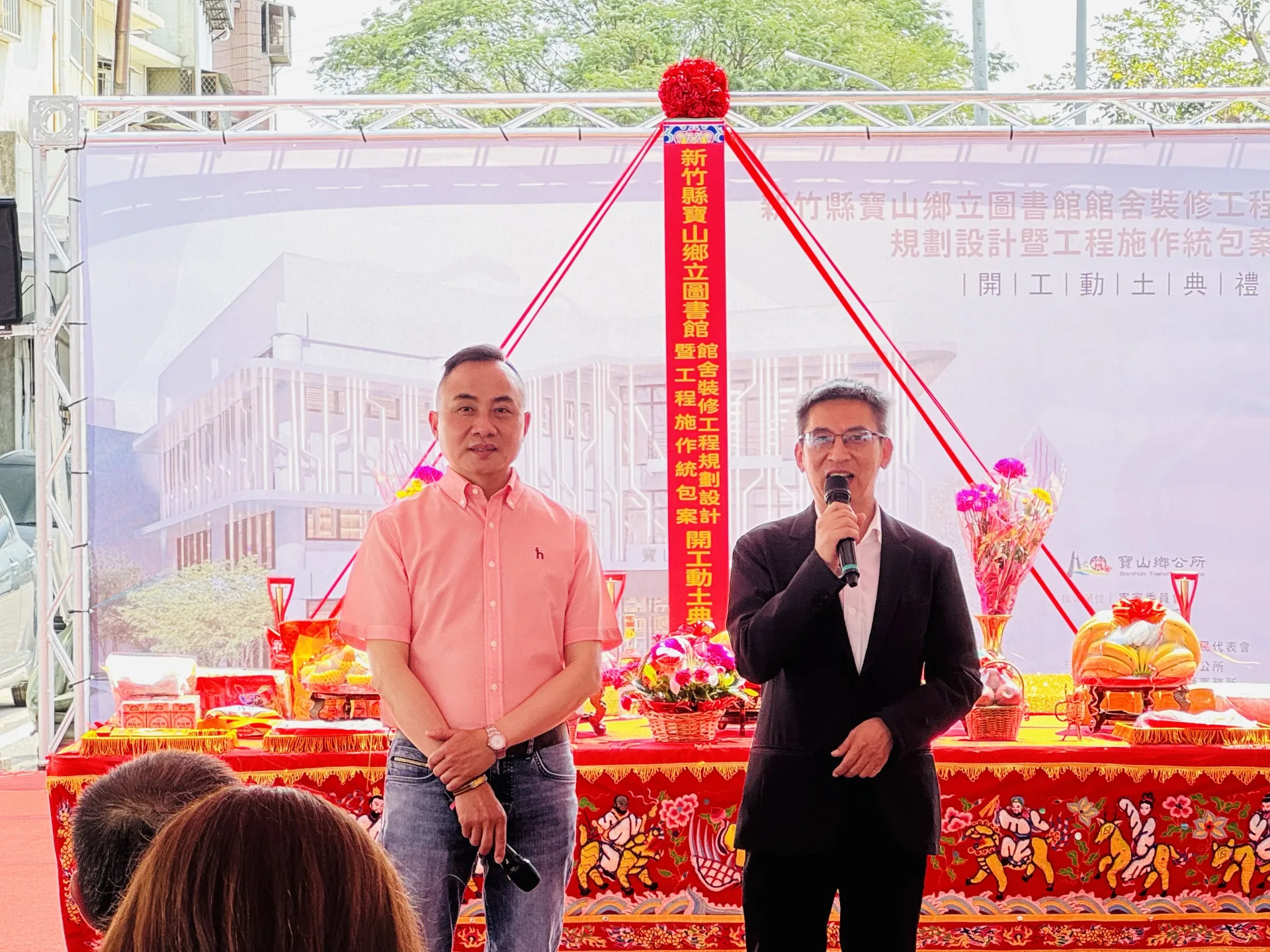 客委會主秘吳克能（右）表示，寶山鄉是傳統客家聚落也是科技重鎮，圖書館如何連結文化與科技是重大挑戰。客家委員會提供