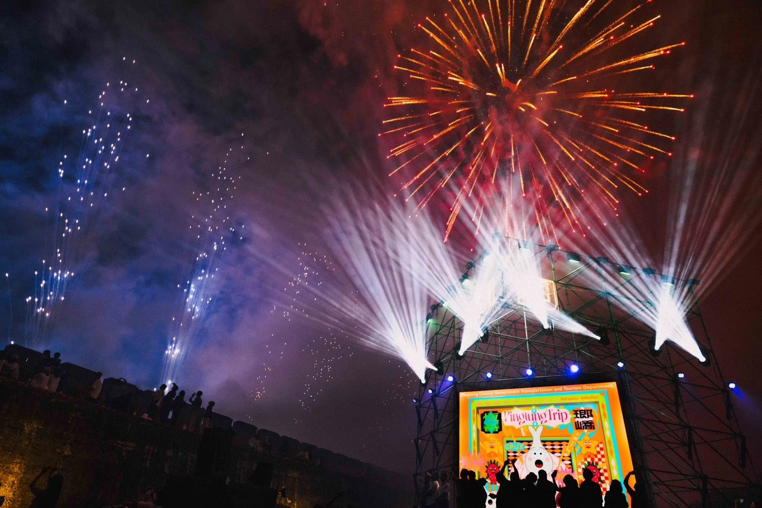 恆春古城單日破萬人湧入　「南國國際生活節」妖怪馬戲團踩街掀高潮