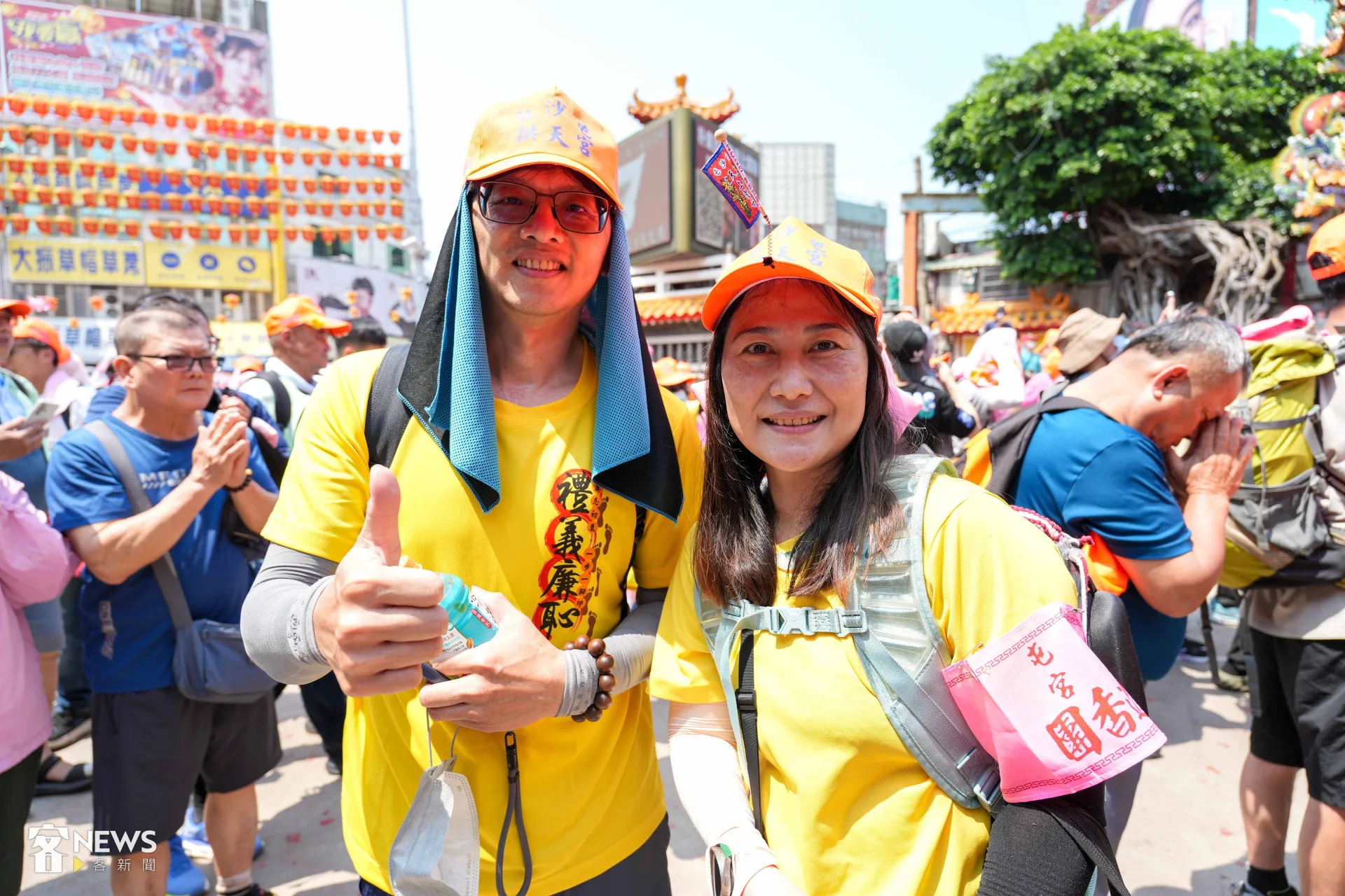 來自台中后里林宸萱（右）今年第九年參加白沙屯媽祖進香，他說這是跟媽祖的約定，每年都要全程走完。蔡依璇攝