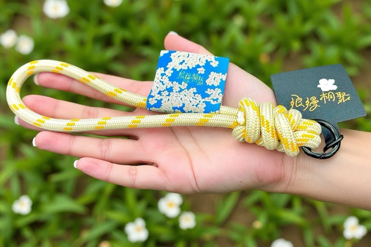 桐花祭限定手機掛繩。新竹縣政府提供