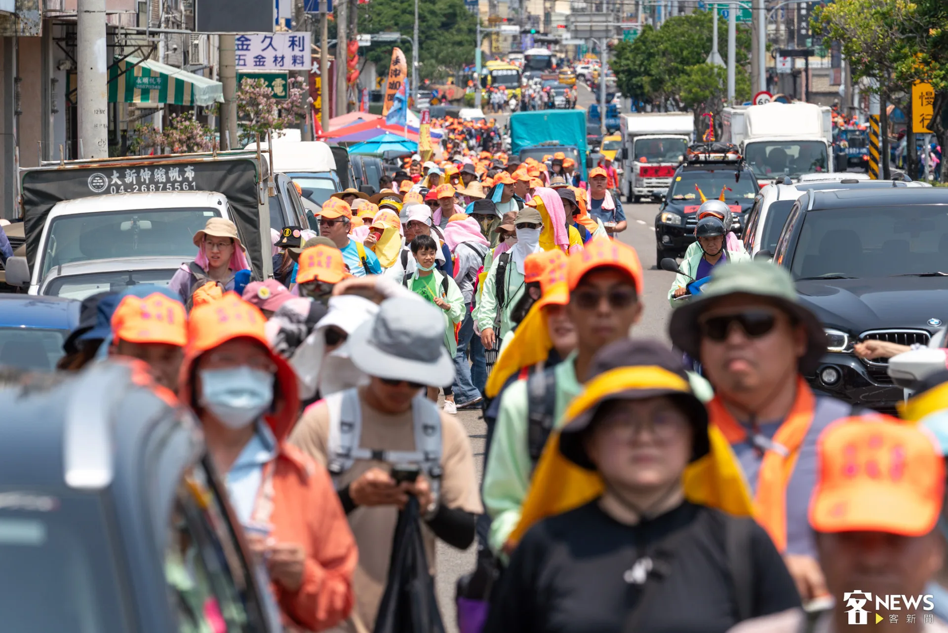 白沙屯拱天宮媽祖徒步進香，數萬名信眾簇擁「粉紅超跑」，場面壯觀。