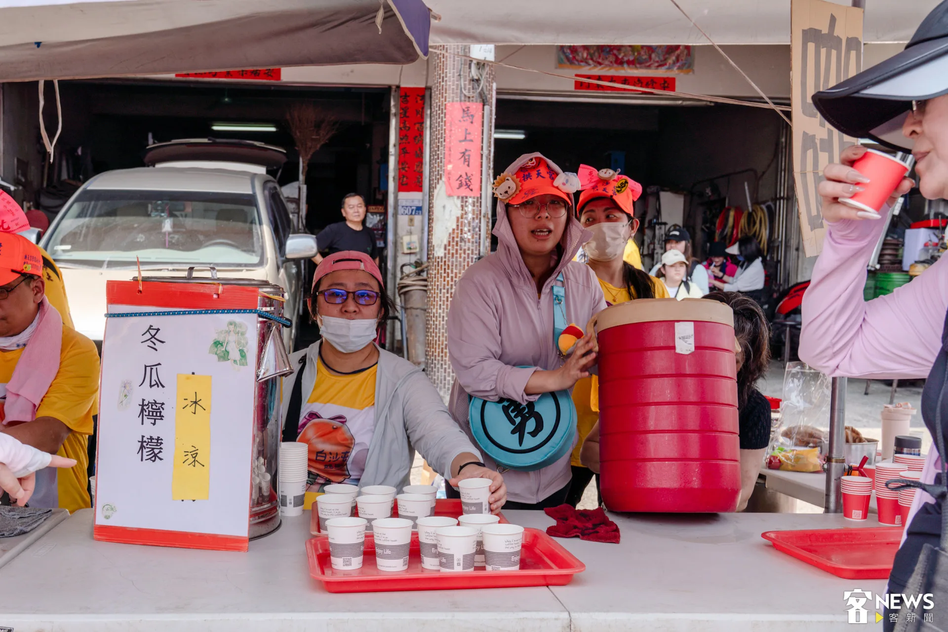 「堯哥茶水車」補給點備有清涼飲料讓信眾在炎熱天氣下解渴。朱愷元攝