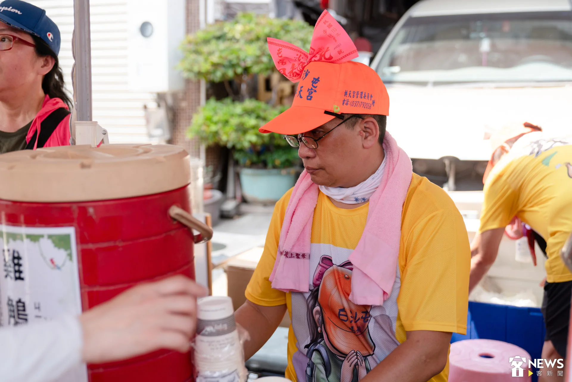 「堯哥茶水車」志工團隊成員來自各地，全因媽祖而認識。朱愷元攝