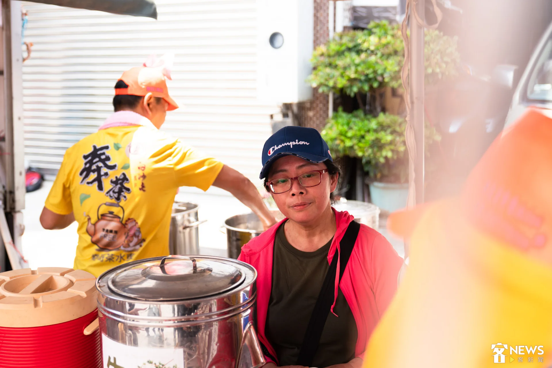 「堯哥茶水車」志工團隊成員來自各地，全因媽祖而認識。朱愷元攝