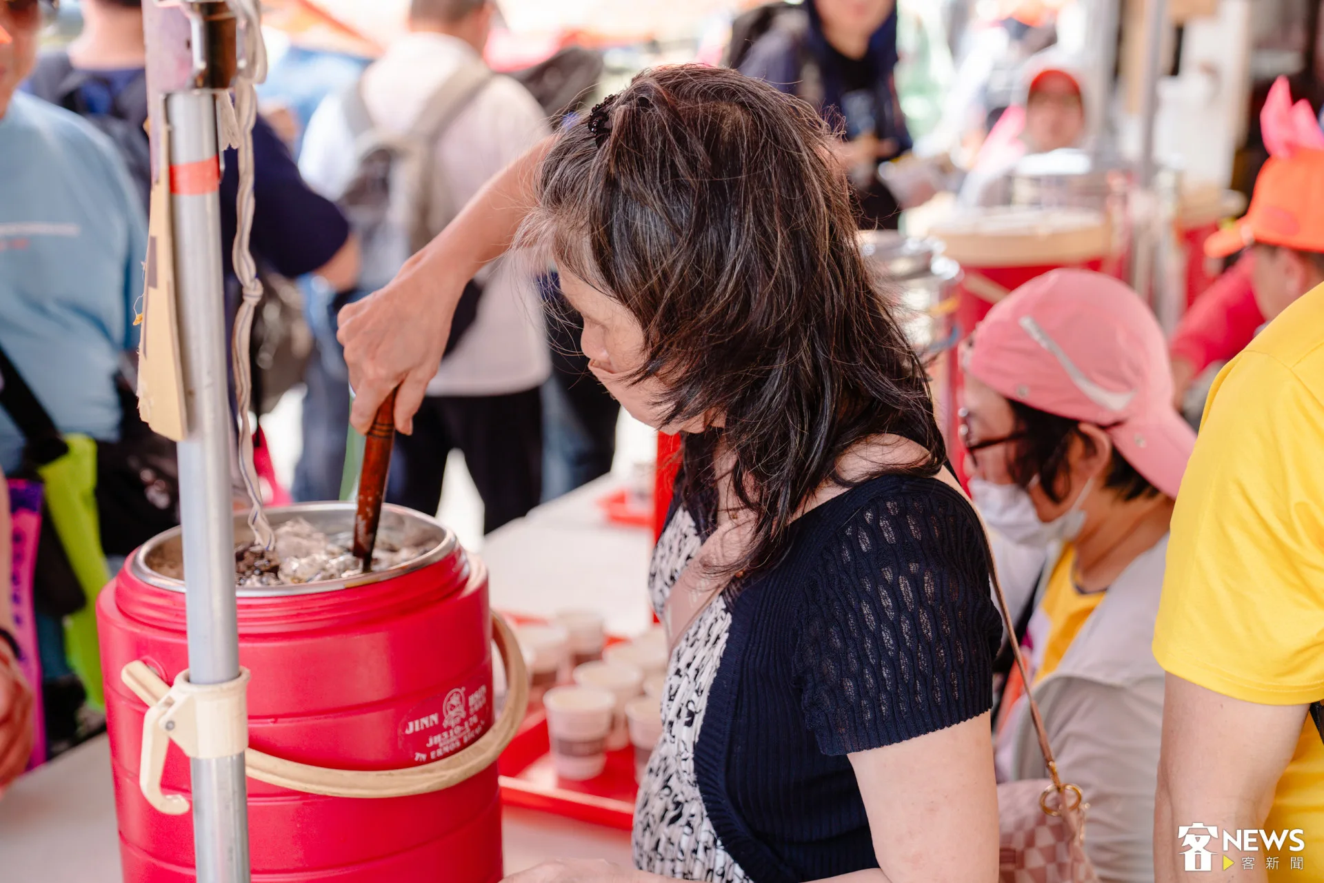 「堯哥茶水車」志工團隊成員來自各地，全因媽祖而認識。朱愷元攝