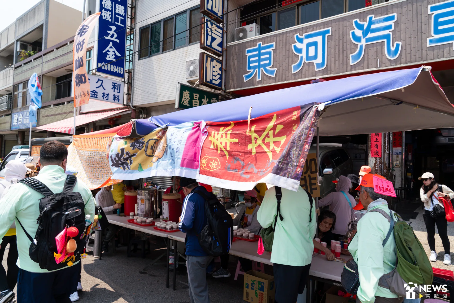 「堯哥茶水車」已經從隨車補給擴大成定點設攤，一台小貨卡加上整排的桌椅，提供香燈腳清涼茶水。朱愷元攝