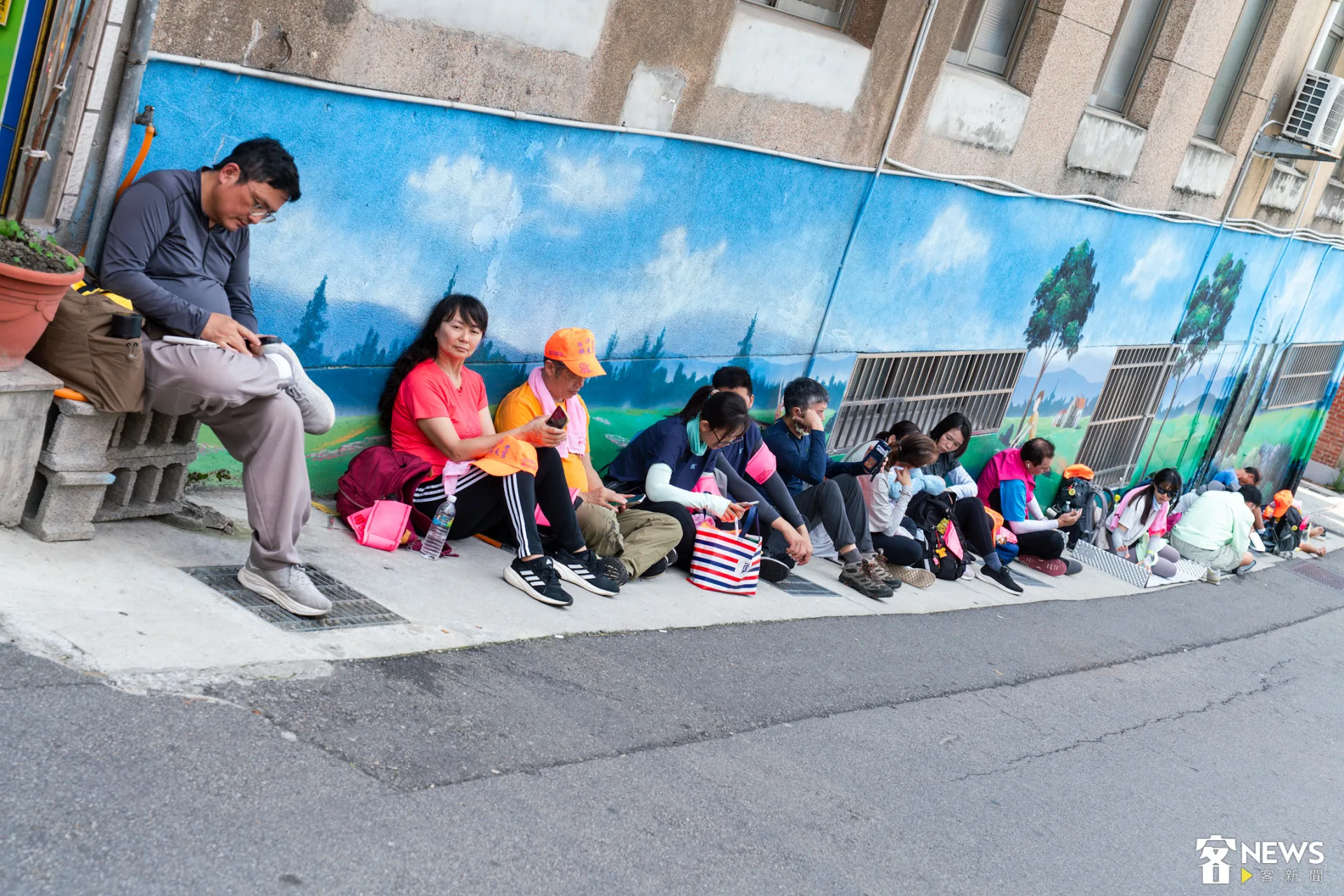 中午時分信眾席地而歇。朱愷元