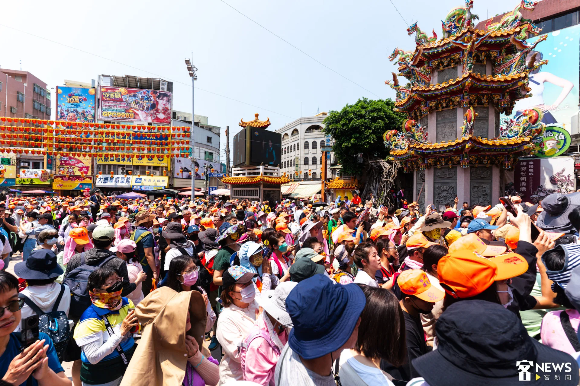 白沙屯媽祖進香途中進入台中大甲鎮瀾宮，信徒將廟前廣場擠得水洩不通。朱愷元攝