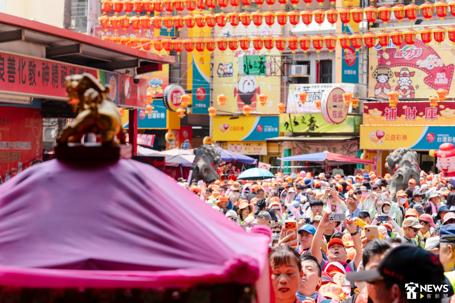 白沙屯媽祖進香途中進入台中大甲鎮瀾宮，人潮湧入盼一睹歷史性畫面。朱愷元攝