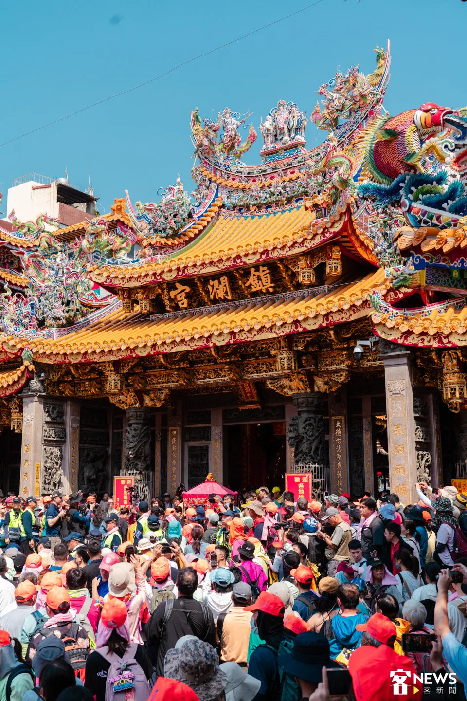 媽祖鑾轎停駕大甲鎮瀾宮，現場湧入大量參拜民眾。朱愷元攝