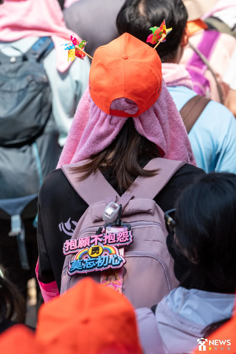 香燈腳帶著各式裝備與媽祖一起前進。朱愷元攝