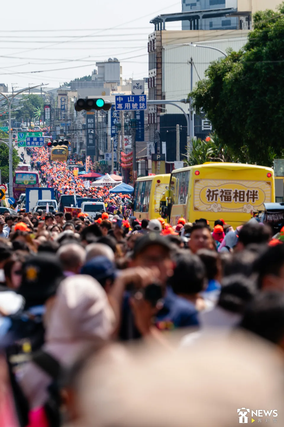 信眾隨著鑾轎前進，場面壯觀。朱愷元攝