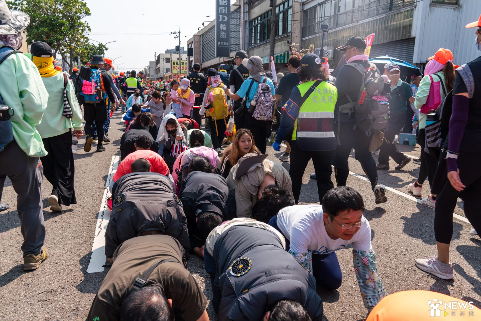 媽祖鑾轎行經時，民眾把握機會鑽轎底祈福。朱愷元攝