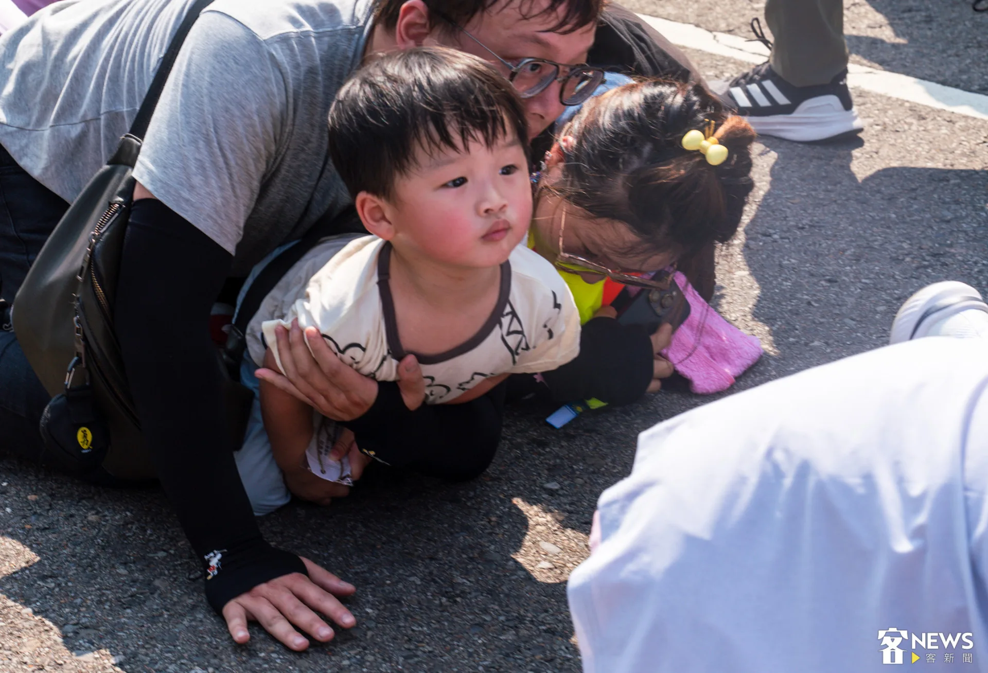 不少家長帶著年幼孩童參與進香，體驗台灣年度宗教盛事。朱愷元攝