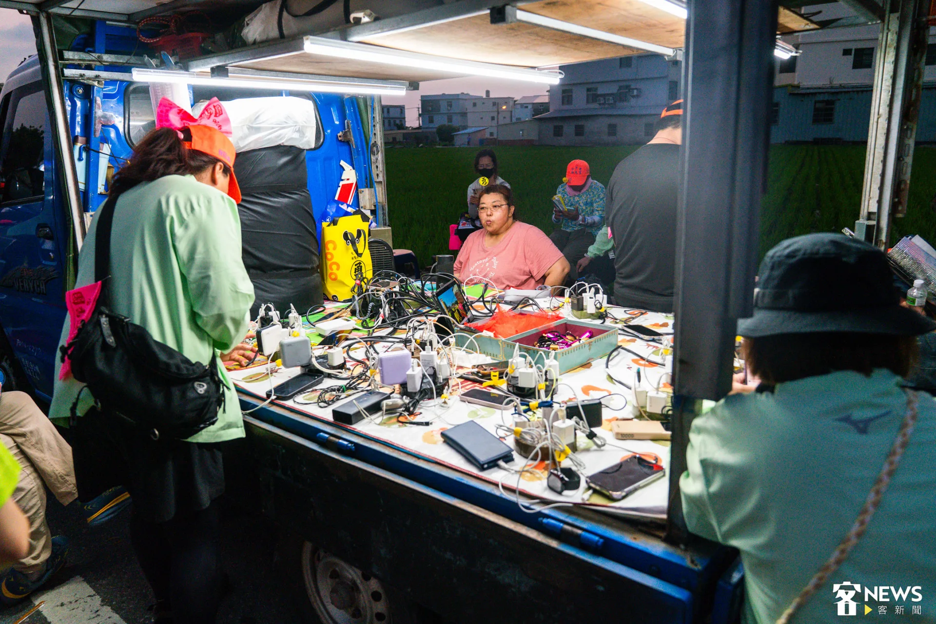 今（13）日晚間，「粉紅超跑」白沙屯媽祖鑾轎正式駐駕於台中清水區的「笠毅公司」，沿途攤販提供充電服務。朱愷元攝