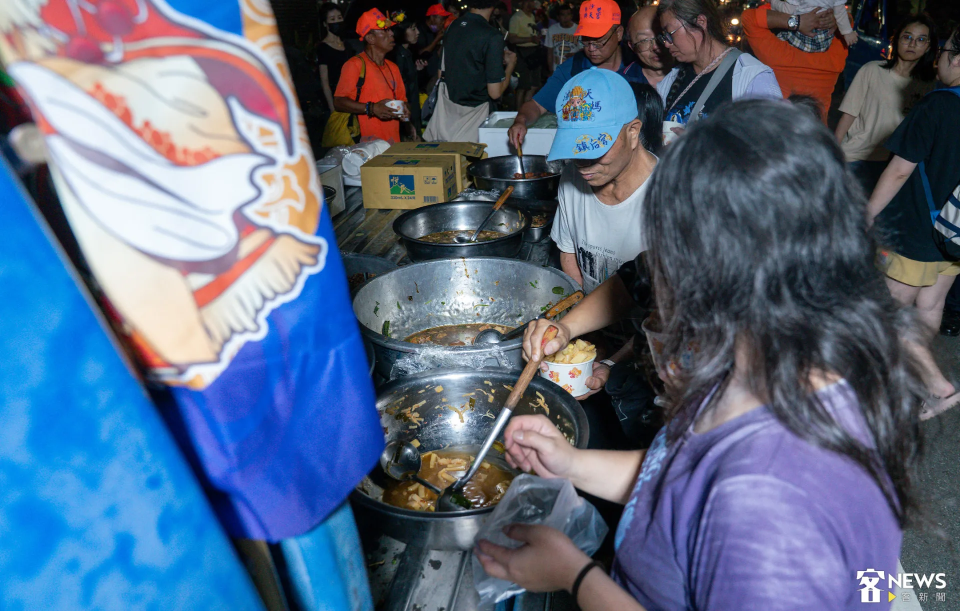 沿途攤販燈光與爐火不斷，免費供應熱湯、點心，為香燈腳補充滿滿能量。朱愷元攝