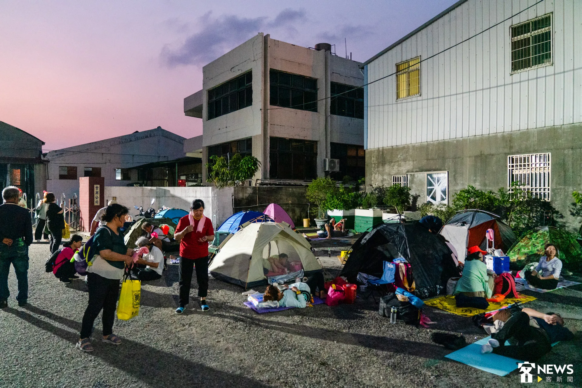 廠區周邊騎樓、路旁處處可見信眾席地休息。朱愷元攝