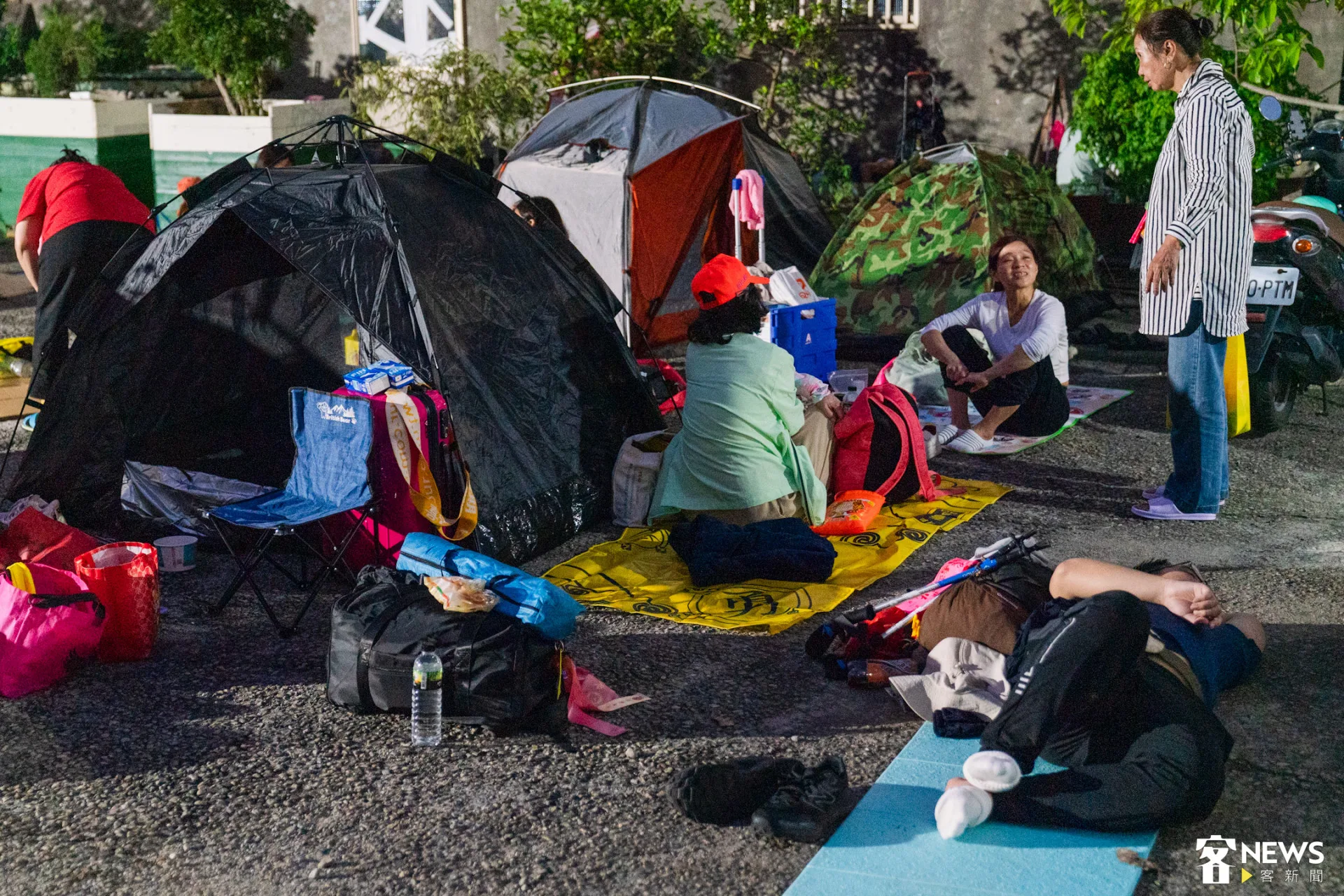 廠區周邊騎樓、路旁處處可見信眾席地紮營休息。朱愷元攝