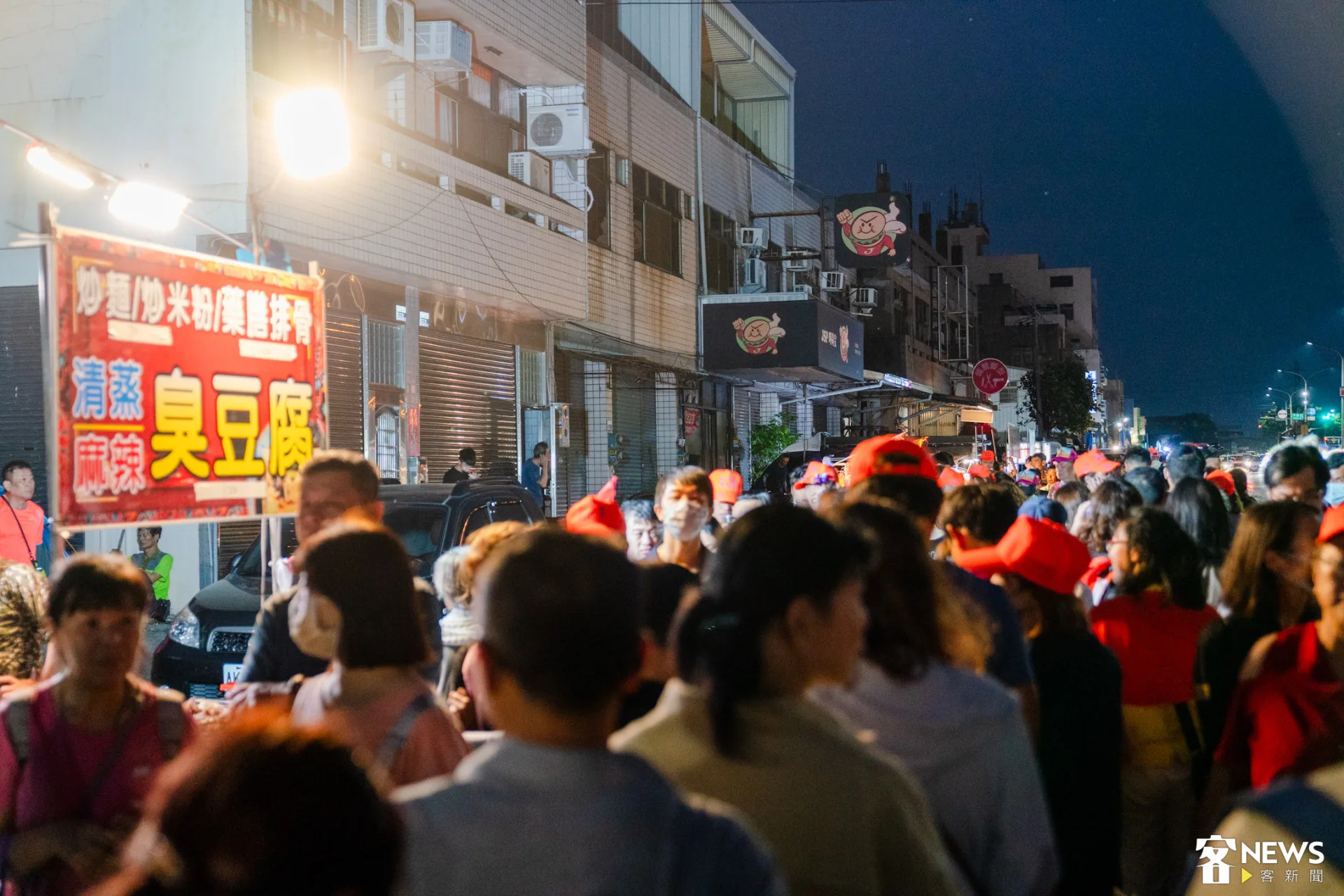 今（13）日晚間，「粉紅超跑」白沙屯媽祖鑾轎正式駐駕於台中清水區的「笠毅公司」，沿途攤販為香燈腳補充能量。朱愷元攝