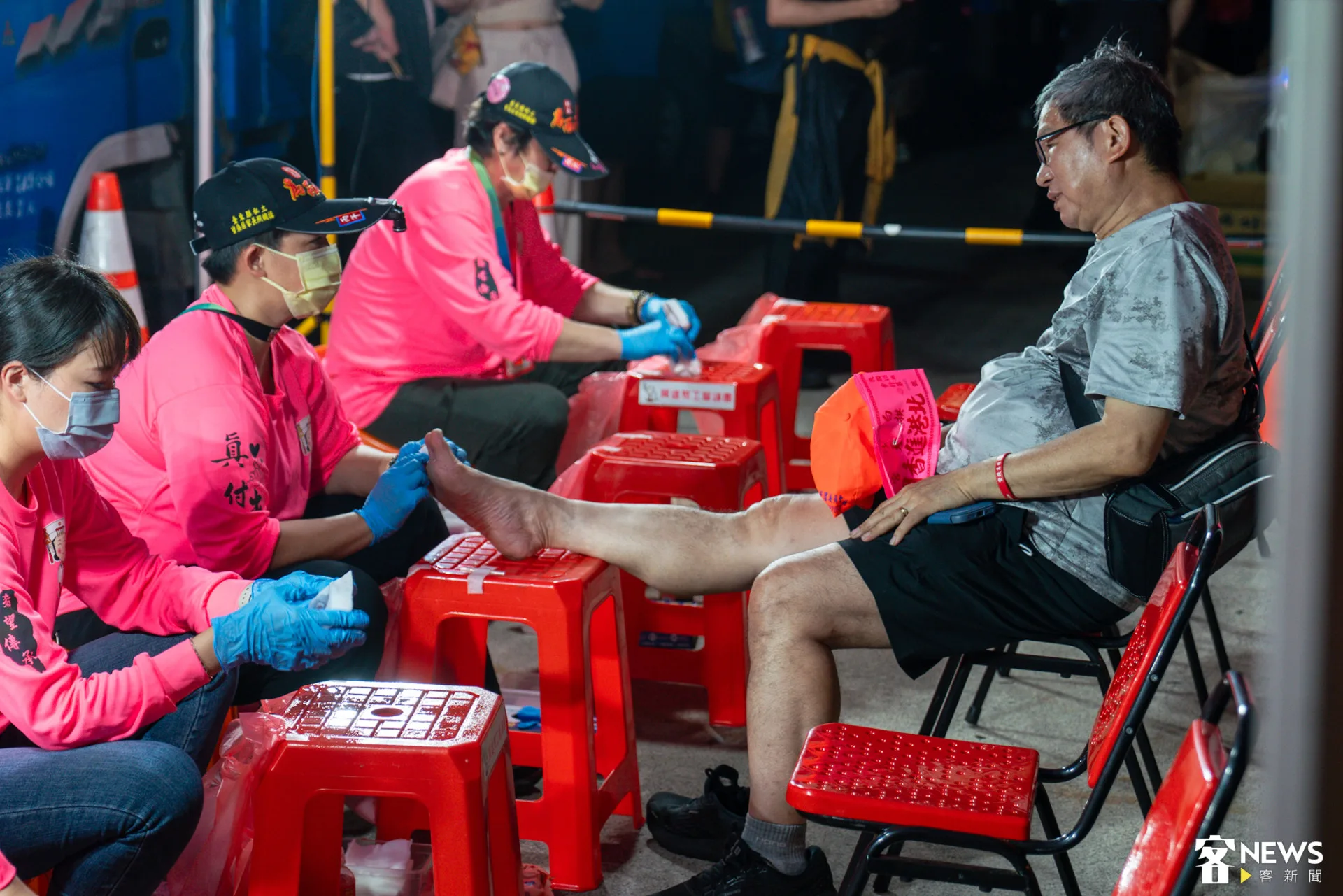 今（13）日晚間，「粉紅超跑」白沙屯媽祖鑾轎正式駐駕於台中清水區的「笠毅公司」，廠區前廣場提供醫療服務。朱愷元攝