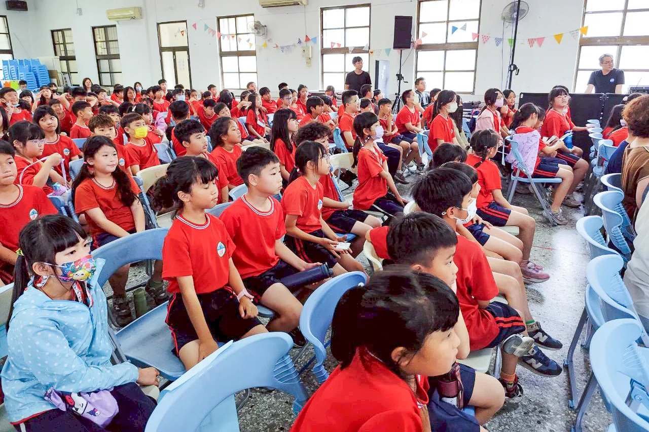 《𠊎同你・無分界》，由年輕世代演員演出，今（14）天在台中市龍井區龍山國小正式展開巡迴演出。客家委員會提供