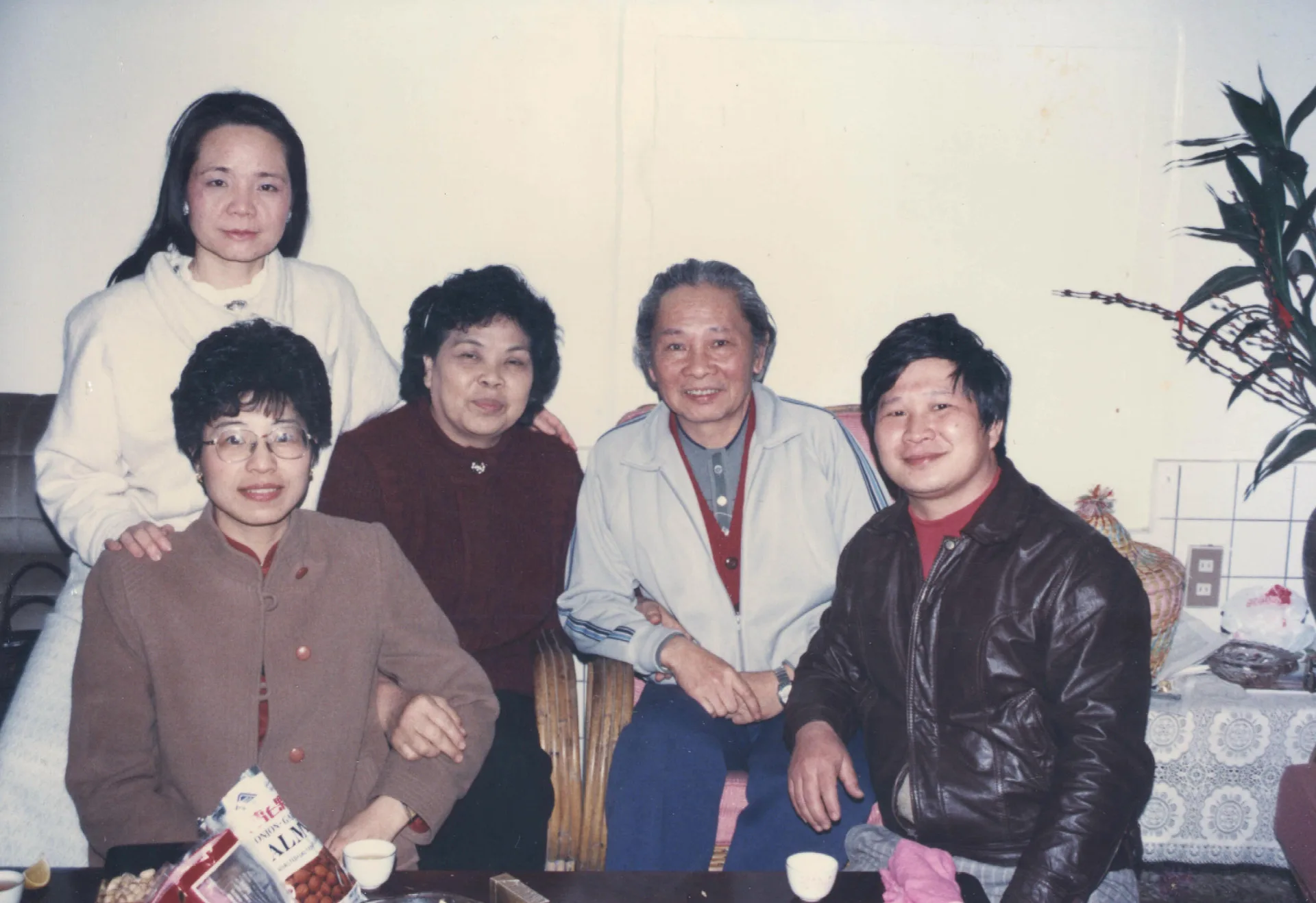 三不五時會有鍾老(右二)的學生到他家來探訪,我就幫他們照了這一張,鍾老的夫人鍾張九妹在鍾老右側,其他三位是鍾老早期的學生。1988,龍潭,楊國鑫攝