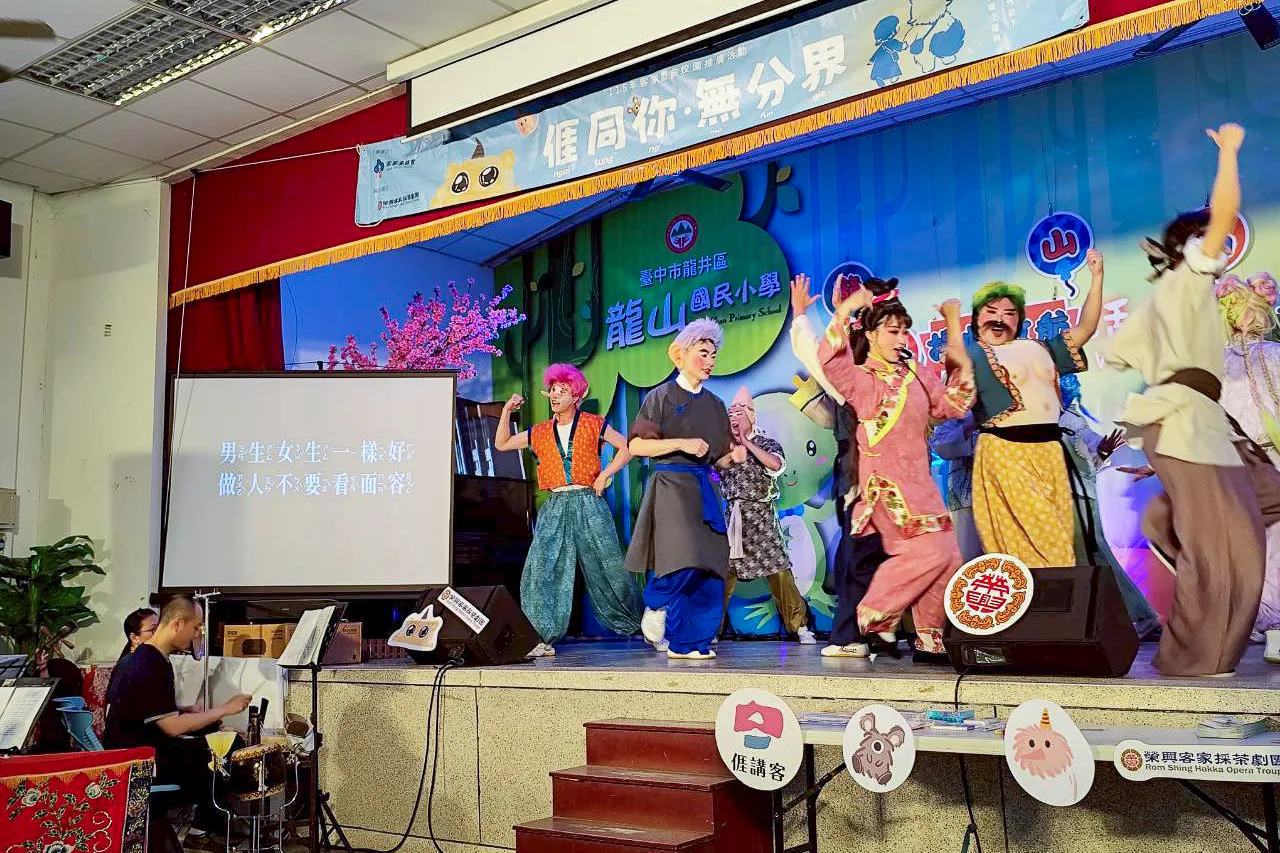 《𠊎同你・無分界》，以「兩性平權」及「人不可貌相」為主題，透過劇情裡兄妹間的互動，引導學生思考。客家委員會提供